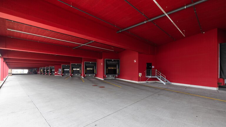 UNICEM Oeko A2 verbaut in einer Lager. Man sieht Laderampen für LKW, Decke und Wände sind rot gestrichen